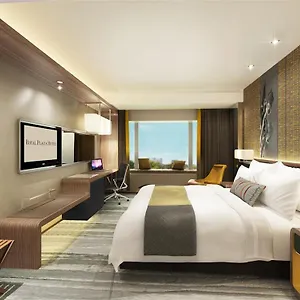 5* מלון Royal Plaza